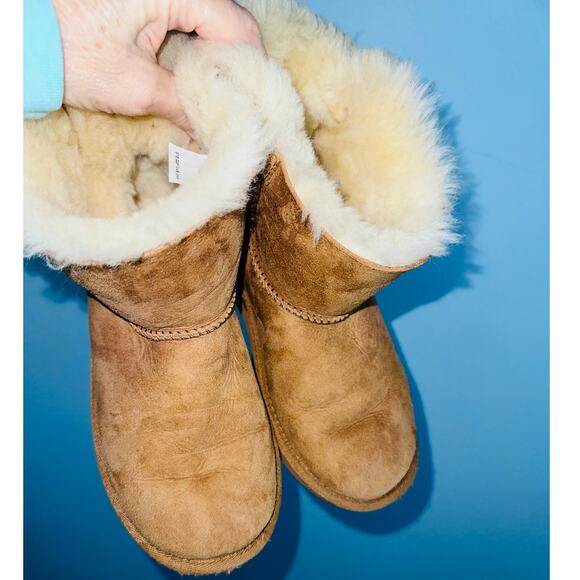 UGG Women's Mini Bailey Bow II boots in the chestnut color kids size 3 - Picture 3 of 6